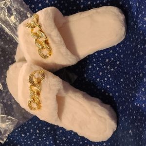 NWT Shein Chain Decor Bedroom Slippers- size 10.5-11 (White w/gold chain)